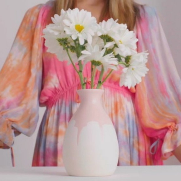 Issac Mizrahi Loves xo, Sienna Vase with pink glaze - Picture 2 of 9